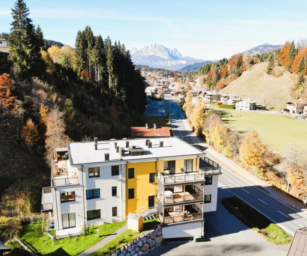 Luftaufnahme im Sommer des Investitionsobjekts in Fieberbrunn