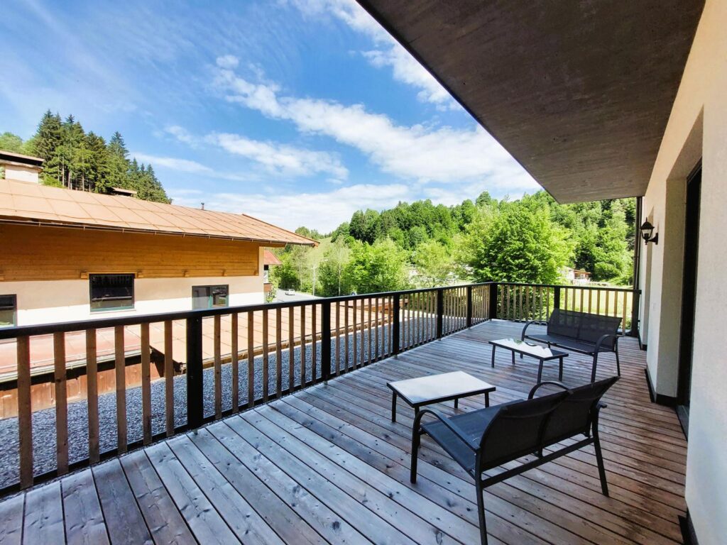 Terrasse mit Stühle und Tisch des Investitionsobjekts in Tirol