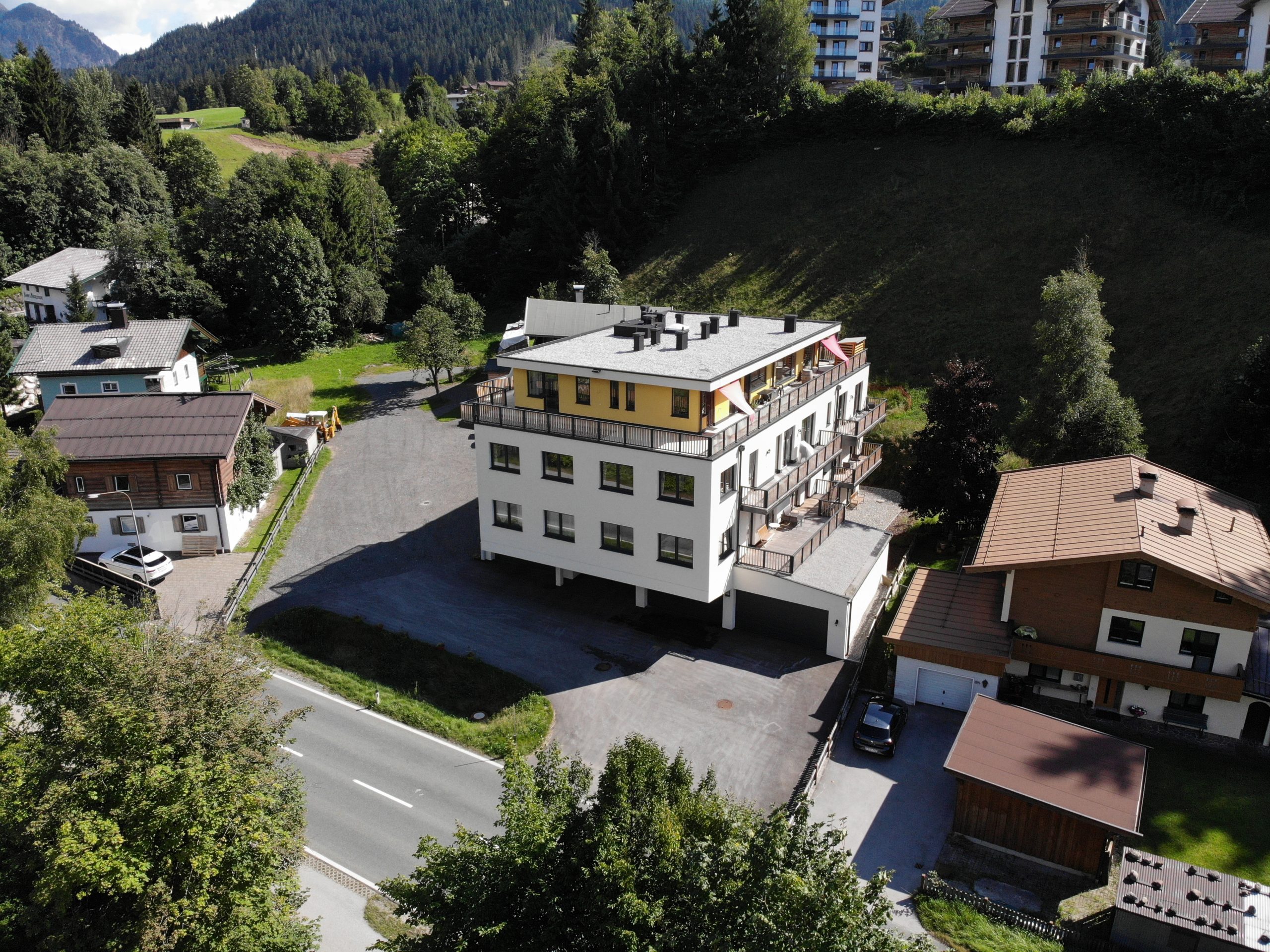 Aussenansicht im Sommer des Investitionsobjekts in Tirol