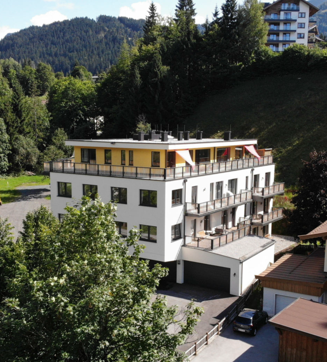 Aussenansicht luftaufnahme vom Wohnobjekt oder Gewerbeimmobilie in Tirol