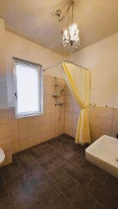 Badezimmer im Gewerbeobjekt Investitionsobjek Seminarium